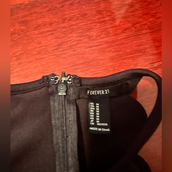 Forever 21 F21 Slit Front Cropped Racerback Scalloped Black Top Women M New - Picture 2 of 4